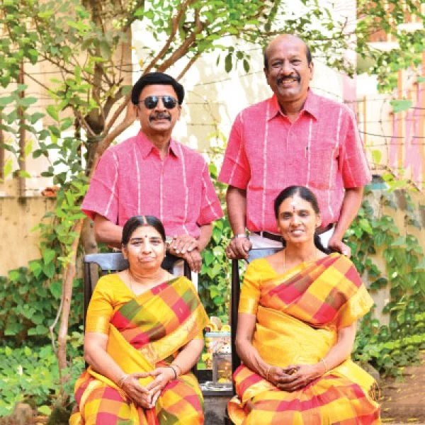 இது இனிய இல்லம்: உடையில் மட்டுமல்ல... உள்ளத்திலும் ஒரே மாதிரி!
