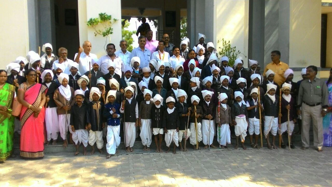கையில் ஊன்றுகோல்; தலையில் தலைப்பாகை!- பாரதியார் வேடமணிந்த மாணவர்கள்