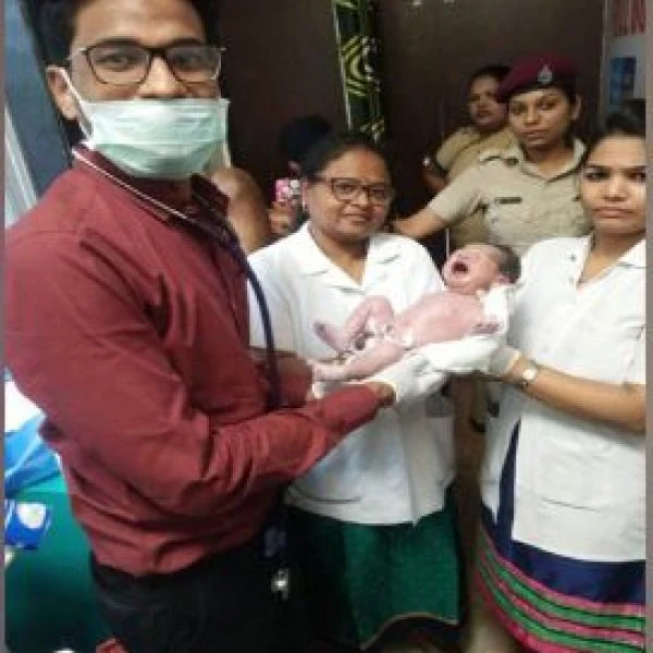 கைகொடுத்த ஒரு ரூபாய் க்ளினிக் - ரயில் நிலையத்தில் குழந்தையை பெற்றெடுத்த கர்ப்பிணி