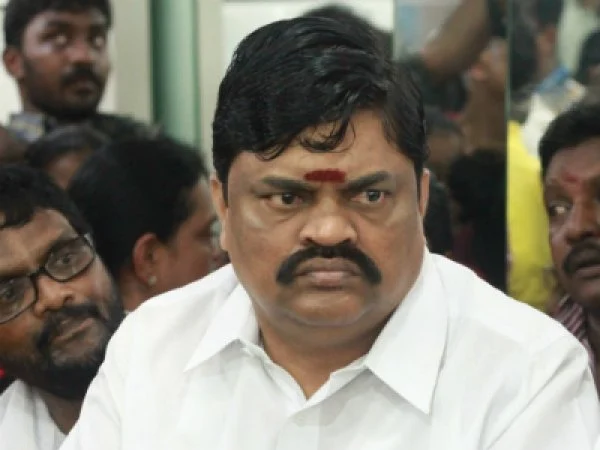 `தனியா நில்லுங்க... யாருக்கு என்ன பலம்னு பார்ப்போம்!’ - அ.தி.மு.க - பா.ஜ.க கூட்டணி சலசலப்பு