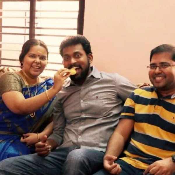 “பரணி அண்ணனுக்கு சீக்கிரமே சமைச்சுப் போடணும்!” பரணியின் அமெரிக்க பிக்பாஸ் தங்கச்சி #VikatanExclusive
