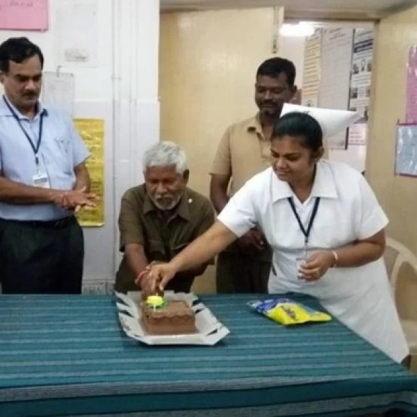 துப்புரவுத் தொழிலாளிக்குப் பிறந்தநாள் கொண்டாடி அசத்திய மருத்துவமனை
