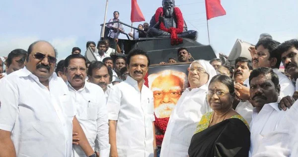 41–வது நினைவு நாள்: பெரியார் சிலைக்கு தலைவர்கள் மரியாதை!