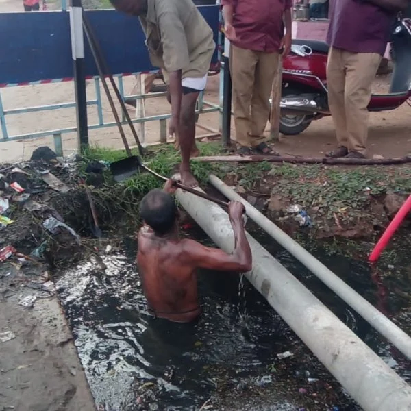 கழிவுநீர் சாக்கடைக்குள் துப்புரவுப் பணியாளர்... அதிகாரிகளை வறுத்தெடுத்த மதுரை மக்கள்!