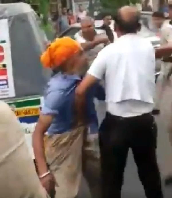போலீஸ் வண்டியில் உரசிய வேன்? - ஓட்டுநருடன் சாலையில் மல்லுக்கட்டிய காவலர்கள் #viralvideo