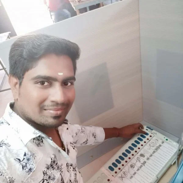 வாக்குப்பதிவு இயந்திரத்துடன் செல்ஃபி எடுத்த காஞ்சிபுரம் இளைஞர் மீது வழக்கு