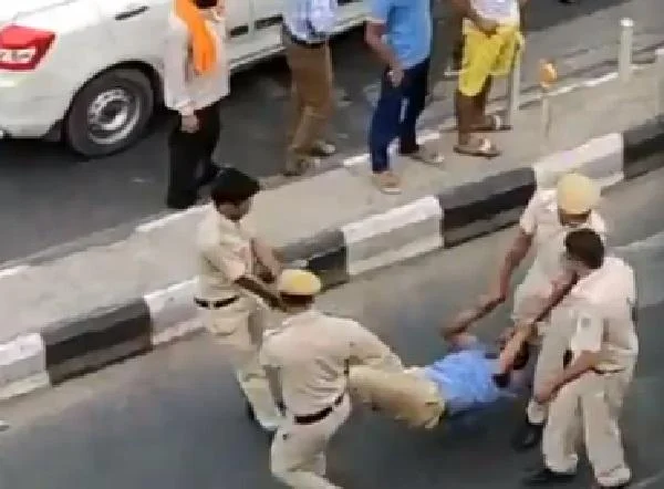 போலீஸ் வண்டியில் உரசிய வேன்? - ஓட்டுநருடன் சாலையில் மல்லுக்கட்டிய காவலர்கள் #viralvideo