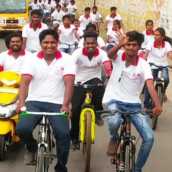 `` `ஃபீஸ் கட்டி மாளல'னு புலம்புறாங்க!" அரசுப் பள்ளிக்கான சைக்கிள் பேரணியில் மாரியப்பன்