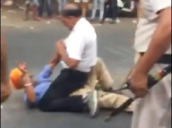 போலீஸ் வண்டியில் உரசிய வேன்? - ஓட்டுநருடன் சாலையில் மல்லுக்கட்டிய காவலர்கள் #viralvideo