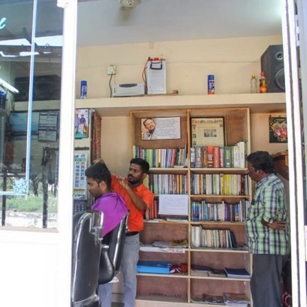 வாசிப்பு முக்கியம் பாஸ்! - சலூன் கடையில் லைப்ரரி வைத்து அசத்தும் தூத்துக்குடிக்காரர்#MyVikatan