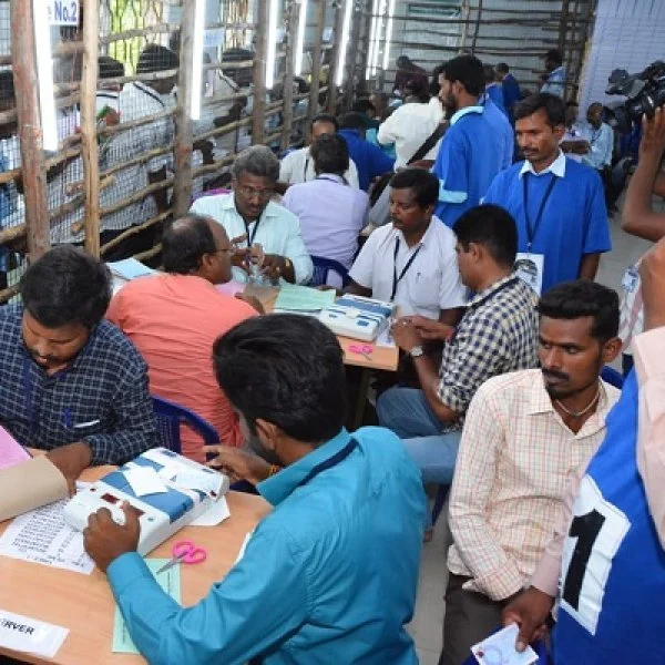 இடைத்தேர்தல் முன்னணி நிலவரம்: முன்னேறும் தி.மு.க! #LiveUpdates