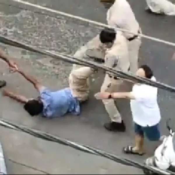 போலீஸ் வண்டியில் உரசிய வேன்? - ஓட்டுநருடன் சாலையில் மல்லுக்கட்டிய காவலர்கள் #viralvideo