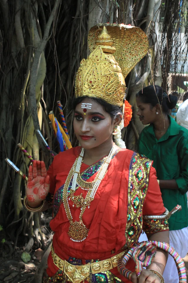 அம்மன் அலங்காரத்தில் காட்சிஅளிக்கும் கல்லூரி மாணவி