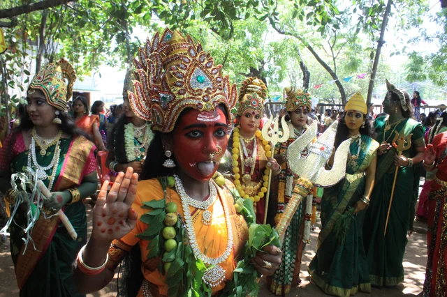அம்மன் அலங்காரத்தில் காட்சிஅளிக்கும் கல்லூரி மாணவிகள்