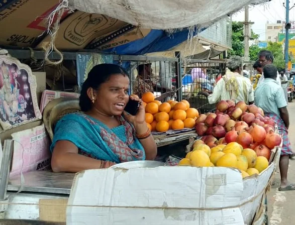 பழ வண்டியுடன் இணைத்துக் கட்டப்பட்ட சேர்