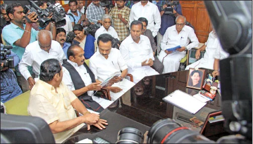வேட்புமனுத் தாக்கலின்போது
