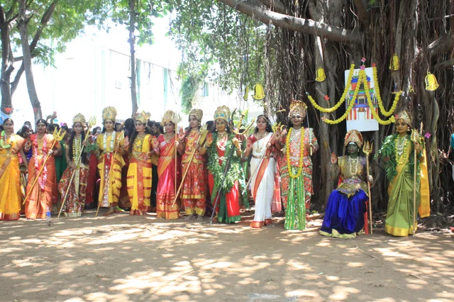 அம்மன் அலங்காரத்தில் காட்சிஅளிக்கும் கல்லூரி மாணவிகள்