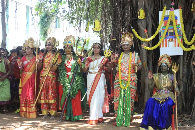 அம்மன் அலங்காரத்தில் காட்சிஅளிக்கும் கல்லூரி மாணவிகள்