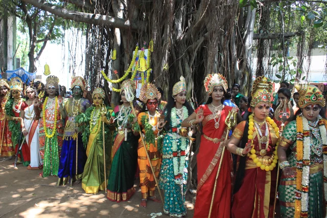 அம்மன் அலங்காரத்தில் காட்சிஅளிக்கும் கல்லூரி மாணவிகள்