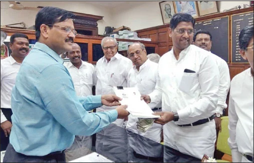வேட்புமனுத் தாக்கலின்போது