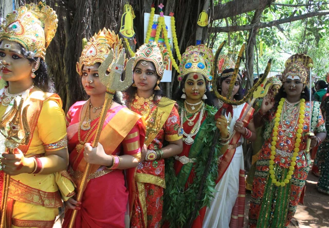 அம்மன் அலங்காரத்தில் காட்சிஅளிக்கும் கல்லூரி மாணவிகள்