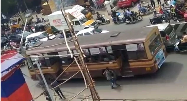 நடுரோட்டில் மாணவர்கள் மோதல்
