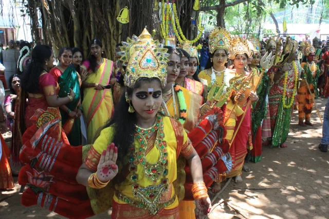 அம்மன் அலங்காரத்தில் காட்சிஅளிக்கும் கல்லூரி மாணவிகள்