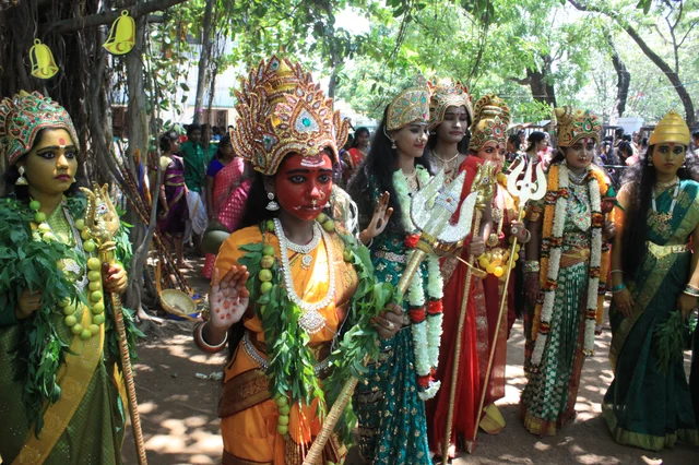 அம்மன் அலங்காரத்தில் காட்சிஅளிக்கும் கல்லூரி மாணவிகள்