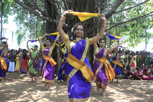 விழாவில் நடனம் ஆடிய கல்லூரி மாணவிகள்