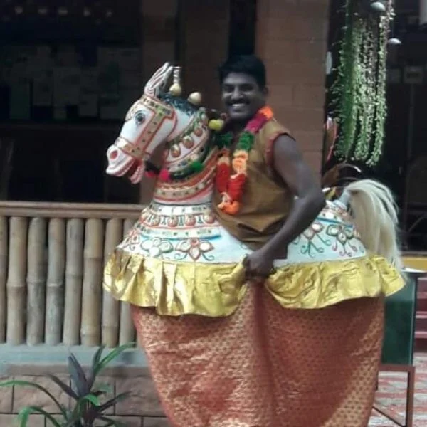 பொய்க்கால் குதிரை, கரகாட்டம்... மரபுக் கலை பயிற்சியளிக்கும் அரசுப் பள்ளி தலைமை ஆசிரியர்! #CelebrateGovtSchool