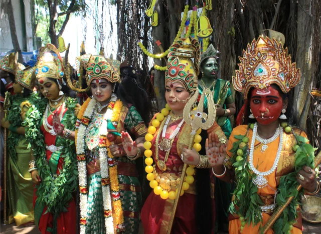 அம்மன் அலங்காரத்தில் காட்சிஅளிக்கும் கல்லூரி மாணவிகள்