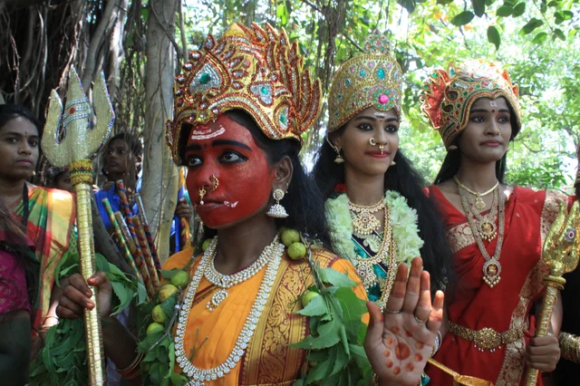 அம்மன் அலங்காரத்தில் காட்சிஅளிக்கும் கல்லூரி மாணவிகள்