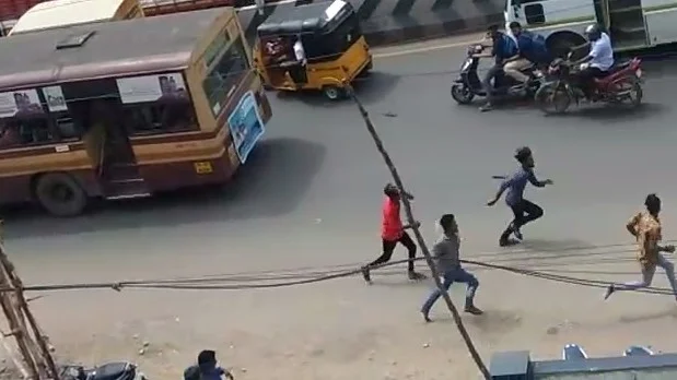 ஆயுதங்களுடன் மோதும் மாணவர்கள்