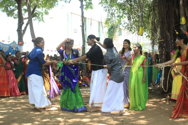 ஆடி விழா கொண்டாடிய கல்லூரி மாணவிகள்