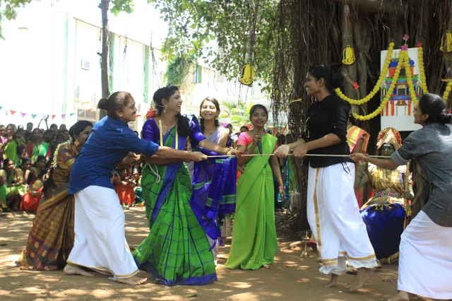 விழாவில் நடனம் ஆடிய கல்லூரி மாணவிகள்