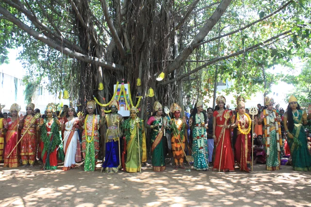 அம்மன் அலங்காரத்தில் காட்சிஅளிக்கும் கல்லூரி மாணவிகள்