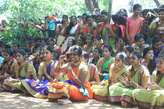 ஆடி விழா கொண்டாடிய கல்லூரி மாணவிகள்