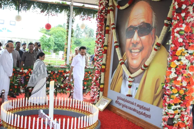 அஞ்சலி செலுத்திய மேற்கு வங்க முதல்வர் மம்தா பானர்ஜி