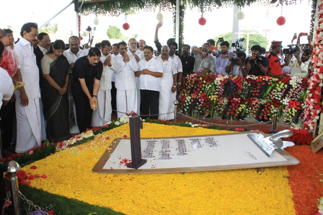 அஞ்சலி செலுத்திய திமுக தலைவர் ஸ்டாலின்