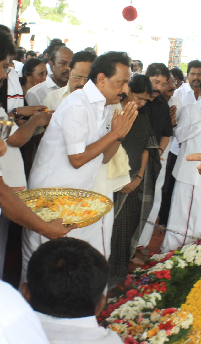 அஞ்சலி செலுத்திய திமுக தலைவர் ஸ்டாலின்