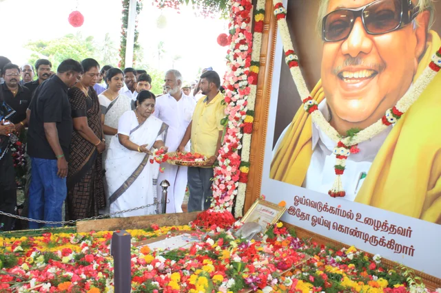 அஞ்சலி செலுத்திய ராசாத்தியம்மாள்