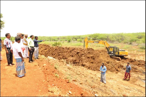 கல்லல் கண்மாயில் ஆட்சியர்ன ஆய்வு செய்தபோது.