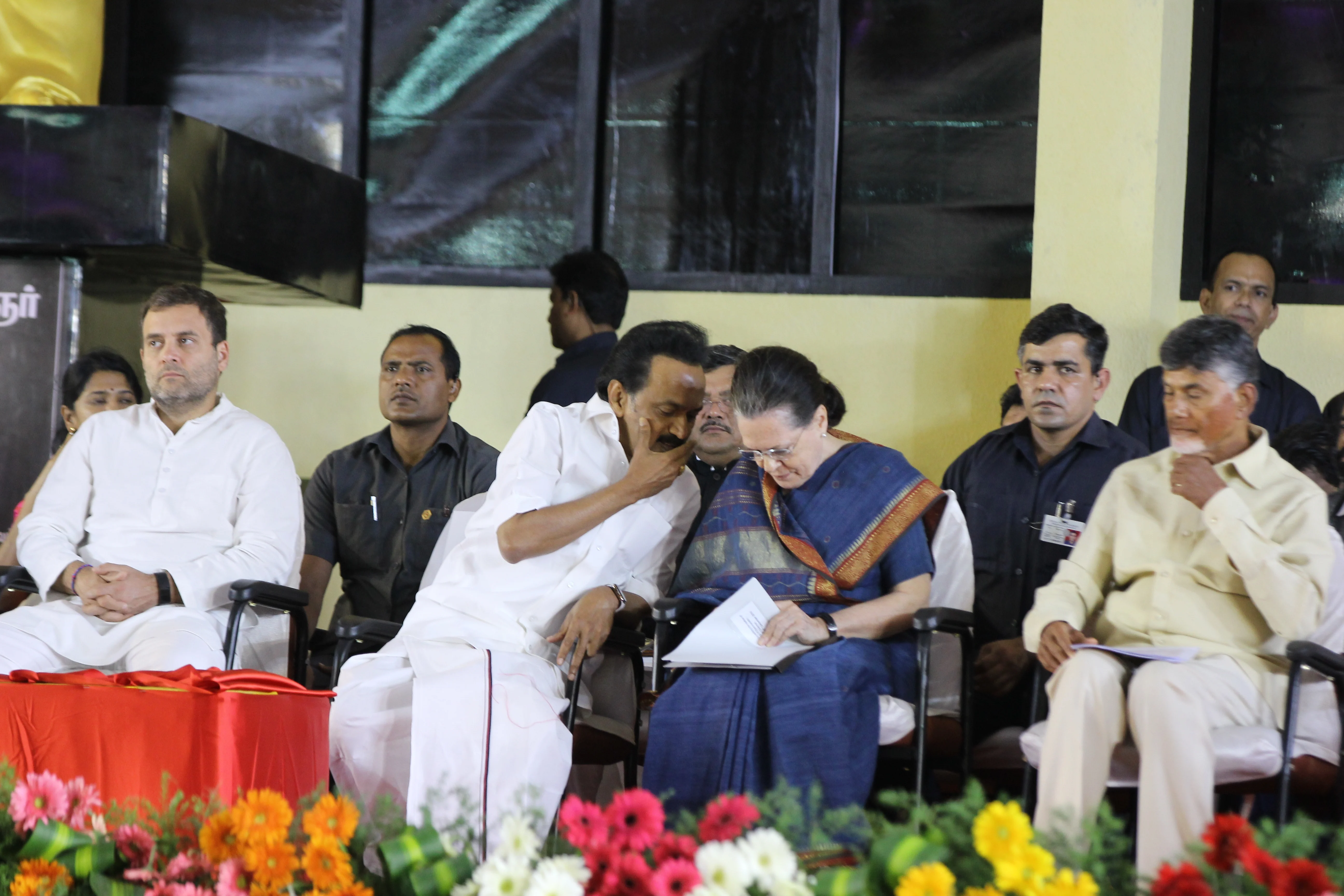 மறைந்த தி.மு.க. தலைவர் கருணாநிதியின் சிலை திறப்பு விழாவில், காங்கிரஸ் தலைவர் சோனியா காந்தியுடன் மு.க.ஸ்டாலின்