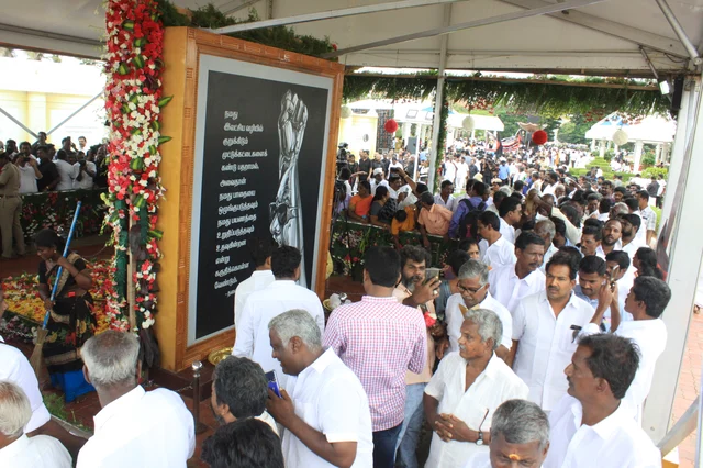 அஞ்சலி செலுத்திய திமுகவினர்