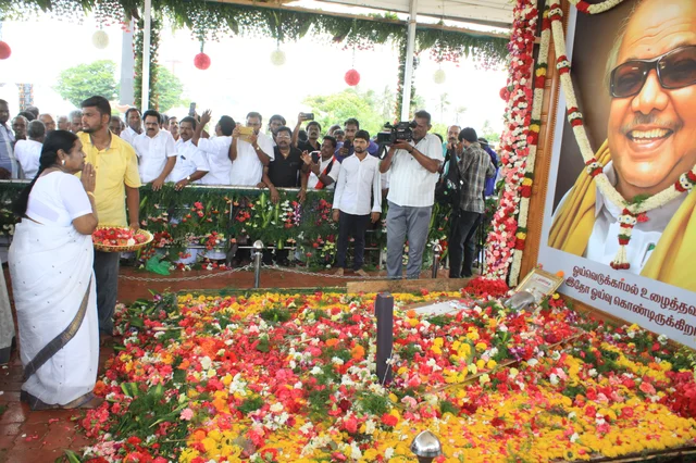 அஞ்சலி செலுத்திய ராசாத்தியம்மாள்