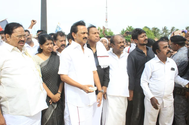 திமுக தலைவர் ஸ்டாலின் அஞ்சலி செலுத்திய பின்பு முதலாம் ஆண்டு நினைவு தூணை திறந்து வைத்தார்