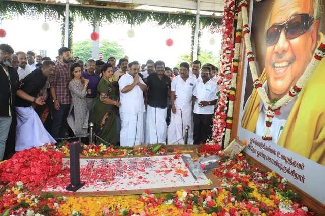 குடும்பத்துடன் அஞ்சலி செலுத்திய மு.க அழகிரி