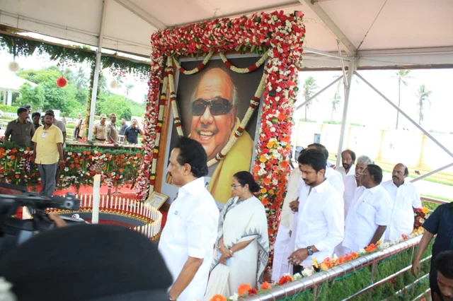 அஞ்சலி செலுத்திய மேற்கு வங்க முதல்வர் மம்தா பானர்ஜி