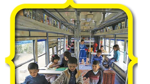 நடமாடும் நூலகப் பேருந்து