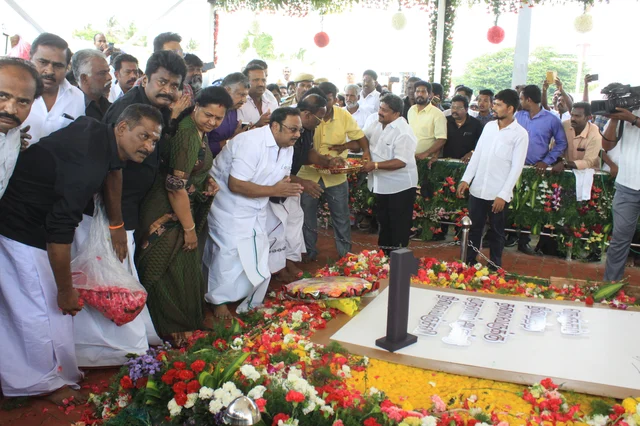 அஞ்சலி செலுத்திய மு.க அழகிரி
